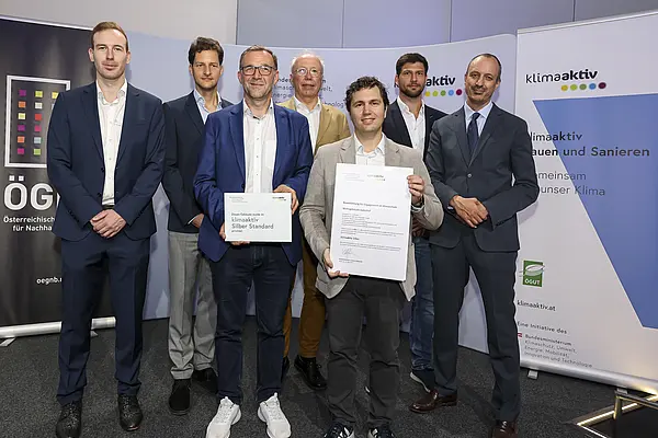 Ausgezeichnetes Projekt: Wohngebäude Jadenhof, 1150 Wien<br /> Fertigstellung, 820 von 1000 Punkten, klimaaktiv SILBER<br /><br />  Bauherrschaft: 6B47 Wohnbauträger GmbH<br /> Architektur: PAULY.LUTZ Architekten<br /> Bauphysik: KS Ingenieure ZT GmbH<br /> Haustechnik: P.H.I. Technisches Planungsbüro und Handelsgesellschaft m.b.H.<br /> klimaaktiv Consultant: bauXund forschung und beratung gmbh