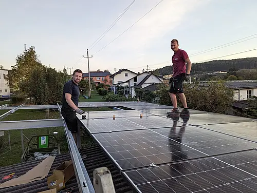 Zwei Monteure bei der Installation von Photovoltaik-Paneelen