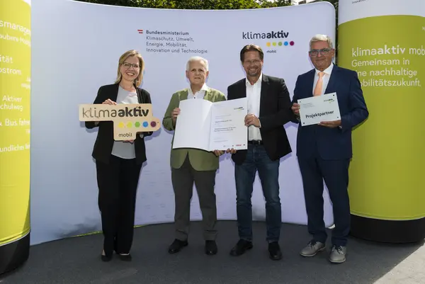 Der Magistrat Salzburg, Abfallservice MA 7/03 wird für die Anschaffung eines Plug-In-Aufbaus für ein Müllfahrzeug ausgezeichnet. Im Bild: Jürgen Wulff-Gegenbauer und Klaus Hinterberger gemeinsam mit FBM Leonore Gewessler und Gemeindebundpräsident Alfred Riedl.