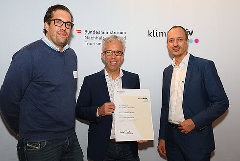 Ausgezeichneter Betrieb und klimaaktiv Projektpartner: Salesianer Miettex GmbH GrazIm Bild: Lukas Schadenhofer (Technik),  Thomas Lorenz (Regionaler Bereichsleiter) mit Sektionsleiter Jürgen Schneider (BMNT)