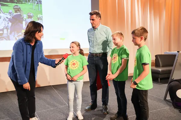 Peter Waldl (Schulleiter), Ines, Phillip, Tobias, gemeinsam mit Moderatorin Eva Pölzl