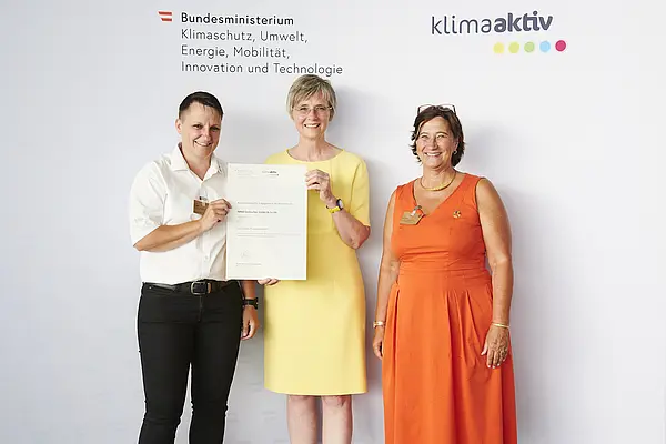 Im Bild: Beate Trojer (Director Assemlby Jenbach Operations), Antje Suitner (Ressourcenmanagement & Nachhaltigkeit) mit Bettina Bergauer (BMK)