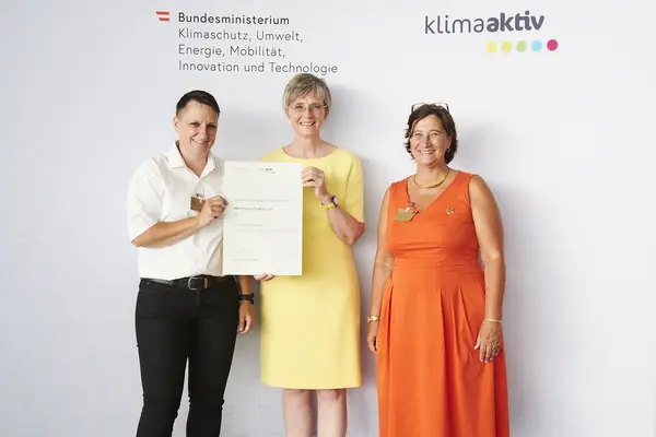 Im Bild: Beate Trojer (Director Assemlby Jenbach Operations), Antje Suitner (Ressourcenmanagement & Nachhaltigkeit) mit Bettina Bergauer (BMK)