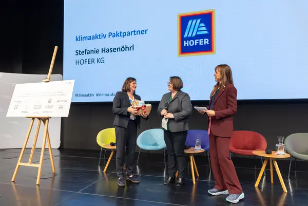 Personen auf einer Bühne