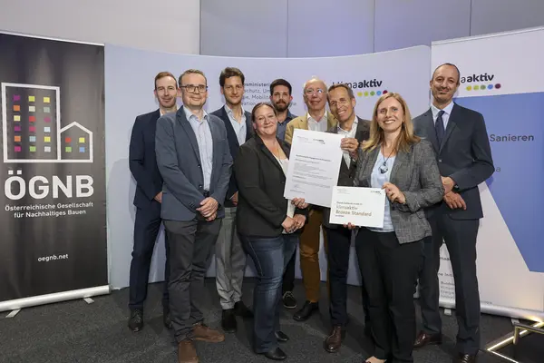 Ausgezeichnetes Projekt: Wohngebäude Lenneisgasse 3-5, 1140 Wien<br /> Fertigstellung, klimaaktiv BRONZE<br /><br />  Bauherrschaft: Lenneisgasse 3-5 Projektentwicklungs GmbH<br /> Architektur & Bauphysik: Buschina & Partner Ziviltechniker GmbH für Bauwesen<br /> Haustechnik: PMB Installationstechnik GmbH<br /> Bauleitung: Ing. Mandlbauer GesmbH<br /> klimaaktiv Consultant: bauXund forschung und beratung gmbh