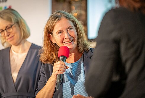 Elke Kahr spricht mit Moderation