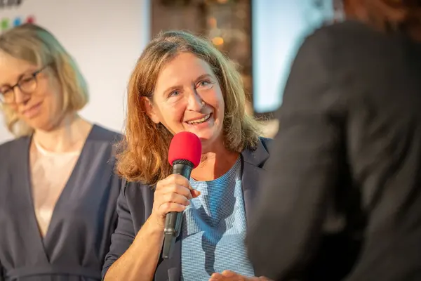 Elke Kahr spricht mit Moderation