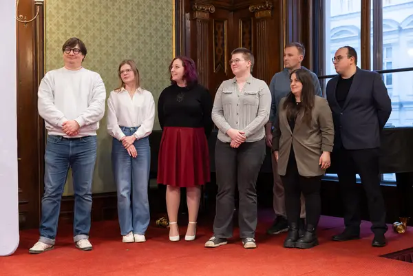 Menschen auf einer Bühne bei einer Veranstaltung