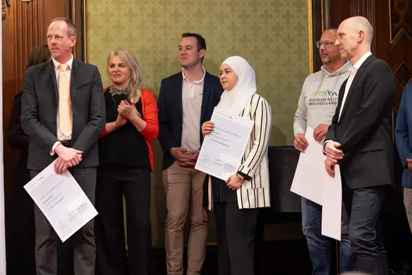 Menschen auf der Bühne bei einer Veranstaltung