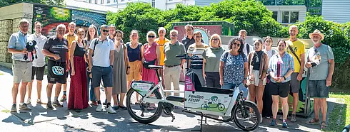 Gruppenbild mit Transportrad