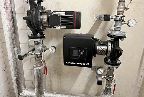Rohrsystem mit zwei Transportpumpen und Druckanzeigen für erhitztes Wasser von Kompressoren.