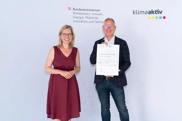 Im Bild: Klimaschutzministerin Leonore Gewessler, Harald Kopertz (Immo Solutions)