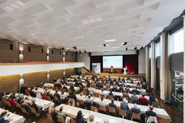 Volles Bild des Konferenzsaales - alle Tische sind besetzt