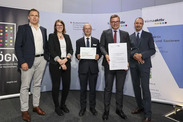 Ausgezeichnetes Projekt: Wohngebäude Donaufelder Straße 95, 1210 Wien<br /> Fertigstellung, klimaaktiv BRONZE<br /><br />  Bauherrschaft: DS95 Projektentwicklungs GmbH<br /> Architektur: Haring Group<br /> Bauphysik. Peter Pilz & Partner Group<br /> Haustechnik: IBBH OG<br /> klimaaktiv Consultant: IBO – Österreichisches Institut für Bauen und Ökologie GmbH