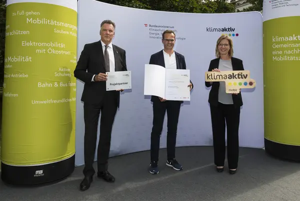Der Tourismusverband St. Johann im Pongau wird für die Einführung eines Shuttleservices zwischen Bahnhof und Beherbergungsbetrieben, um den Auto-freien Tourismus zu fördern, ausgezeichnet. Im Bild: Hannes Rieser gemeinsam mit FBM Leonore Gewessler und Alexander Klacska, Obmann der Bundessparte Transport und Verkehr der Wirtschaftskammer Österreich.