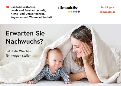 Zweiseitige klimaaktiv-Postkarte zum Thema Familiengründung. Auf der Vorderseite steht die Überschrift „Erwarten Sie Nachwuchs? Jetzt die Weichen für morgen stellen“. Darunter ist ein Foto eines kleinen Kindes im Freien zu sehen. Im oberen Bereich befinden sich die Logos bzw. Webadressen von Bundesministerium und klimaaktiv. [klimaaktiv...ündung WEB | PDF] Die Rückseite trägt die Überschrift „Gut vorbereitet in einen zukunftsfitten Familienalltag“. Der Text beschreibt den Start ins Familienleben mit Baby und lädt dazu ein, per QR-Code nachhaltige Alltagstipps zu entdecken. Genannt werden die Themen nachhaltige Babyausstattung (Mieten, Tauschen, Secondhand oder Neukauf, Babykleidung, Wickelzubehör und Möbel), Energiesparen im Alltag, gesundes Raumklima sowie sicheres und sauberes Unterwegssein mit Baby. Im unteren Bereich befindet sich ein QR-Code mit Verweis auf die entsprechende klimaaktiv-Webseite.