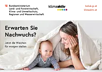 Zweiseitige klimaaktiv-Postkarte zum Thema Familiengründung. Auf der Vorderseite steht die Überschrift „Erwarten Sie Nachwuchs? Jetzt die Weichen für morgen stellen“. Darunter ist ein Foto eines kleinen Kindes im Freien zu sehen. Im oberen Bereich befinden sich die Logos bzw. Webadressen von Bundesministerium und klimaaktiv. [klimaaktiv...ündung WEB | PDF] Die Rückseite trägt die Überschrift „Gut vorbereitet in einen zukunftsfitten Familienalltag“. Der Text beschreibt den Start ins Familienleben mit Baby und lädt dazu ein, per QR-Code nachhaltige Alltagstipps zu entdecken. Genannt werden die Themen nachhaltige Babyausstattung (Mieten, Tauschen, Secondhand oder Neukauf, Babykleidung, Wickelzubehör und Möbel), Energiesparen im Alltag, gesundes Raumklima sowie sicheres und sauberes Unterwegssein mit Baby. Im unteren Bereich befindet sich ein QR-Code mit Verweis auf die entsprechende klimaaktiv-Webseite.