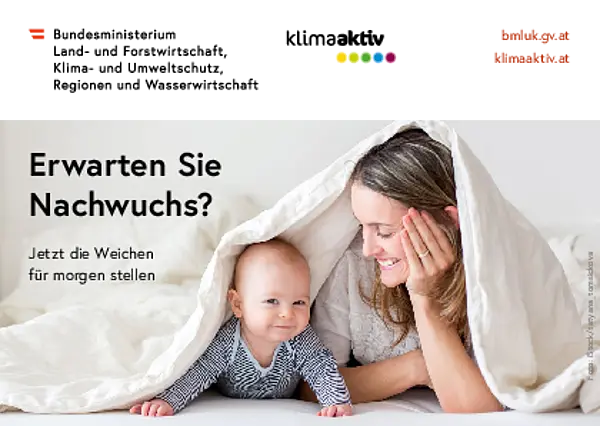 Zweiseitige klimaaktiv-Postkarte zum Thema Familiengründung. Auf der Vorderseite steht die Überschrift „Erwarten Sie Nachwuchs? Jetzt die Weichen für morgen stellen“. Darunter ist ein Foto eines kleinen Kindes im Freien zu sehen. Im oberen Bereich befinden sich die Logos bzw. Webadressen von Bundesministerium und klimaaktiv. [klimaaktiv...ündung WEB | PDF] Die Rückseite trägt die Überschrift „Gut vorbereitet in einen zukunftsfitten Familienalltag“. Der Text beschreibt den Start ins Familienleben mit Baby und lädt dazu ein, per QR-Code nachhaltige Alltagstipps zu entdecken. Genannt werden die Themen nachhaltige Babyausstattung (Mieten, Tauschen, Secondhand oder Neukauf, Babykleidung, Wickelzubehör und Möbel), Energiesparen im Alltag, gesundes Raumklima sowie sicheres und sauberes Unterwegssein mit Baby. Im unteren Bereich befindet sich ein QR-Code mit Verweis auf die entsprechende klimaaktiv-Webseite.