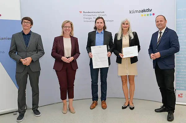 Im Bild: Klimaschutzministerin Leonore Gewessler, LHStv. Josef Geisler, DI Robert Taunmüller (Energie Tirol), Arch.in DIin Ute Albrecht, Christian Rose
