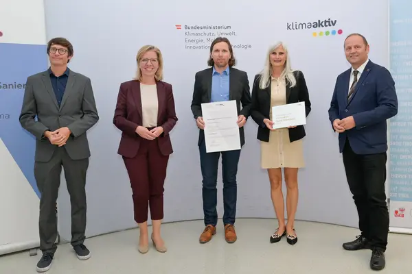 Im Bild: Klimaschutzministerin Leonore Gewessler, LHStv. Josef Geisler, DI Robert Taunmüller (Energie Tirol), Arch.in DIin Ute Albrecht, Christian Rose