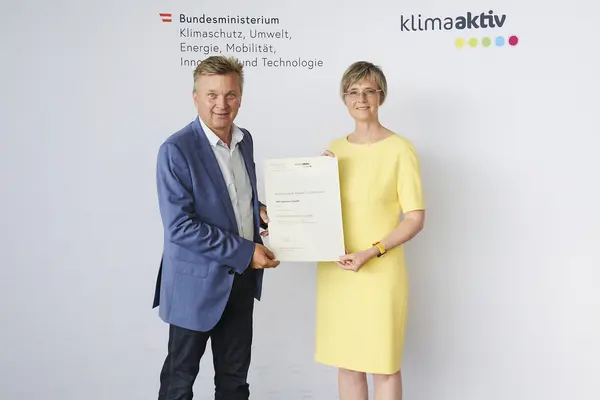 Im Bild: Robert Pichler (Geschäftsführer) mit Bettina Bergauer (BMK)