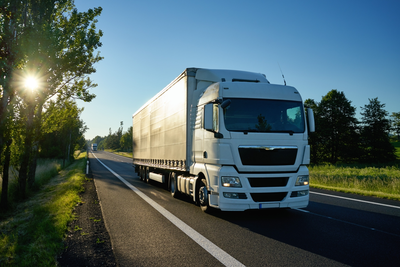Weißer Lkw auf Landesstraße