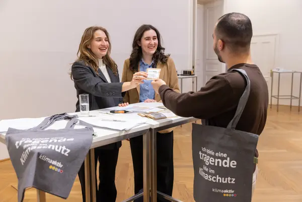 Personen unterhalten sich bei einer Veranstaltung