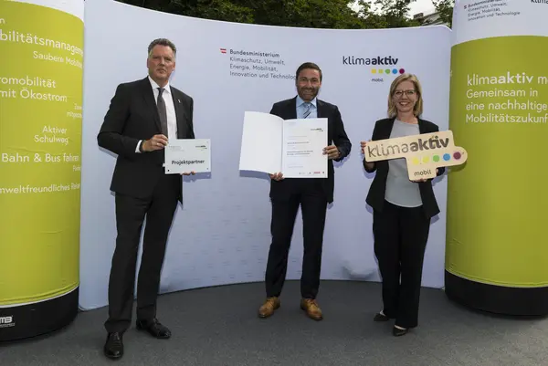 Die Veitsch-Radex GmbH & Co OG wird für die Reduktion von innerbetrieblichem LKW Transporten durch die Errichtung eines Materialförderbandes ausgezeichnet. Im Bild: Christoph Stock gemeinsam mit FBM Leonore Gewessler und Alexander Klacska, Obmann der Bundessparte Transport und Verkehr der Wirtschaftskammer Österreich.
