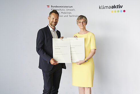 Im Bild: Wolfgang Dessl (Projektleitung Technik) mit Bettina Bergauer (BMK)