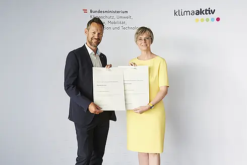 Im Bild: Wolfgang Dessl (Projektleitung Technik) mit Bettina Bergauer (BMK)
