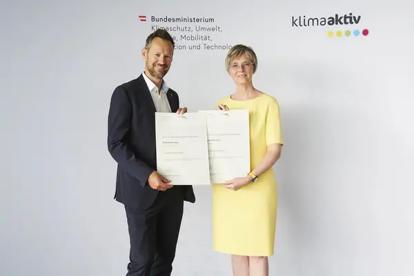 Im Bild: Wolfgang Dessl (Projektleitung Technik) mit Bettina Bergauer (BMK)