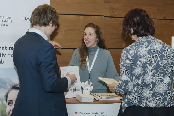 Personen im Gespräch im Konferenzsaal