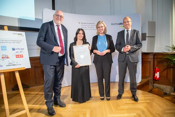Im Bild: Andreas Matthäund Laura Fariello (ÖBB), Klimaschutzministerin Leonore Gewessler und Mark Topal-Gökceli (ÖBB)
