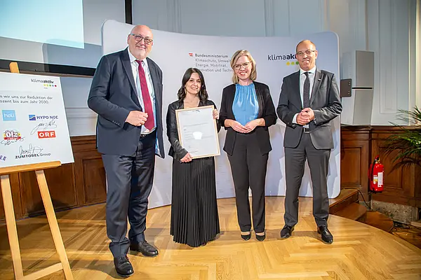 Im Bild: Andreas Matthäund Laura Fariello (ÖBB), Klimaschutzministerin Leonore Gewessler und Mark Topal-Gökceli (ÖBB)