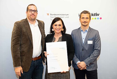 Ausgezeichneter Betrieb und bestehender Projektpartner: Salesianer Miettex GmbH v.l.n.r. Lukas Schadenhofer (Energieteam), Bundesministerin Elisabeth Köstinger, Thomas Gittler (Geschäftsführer)