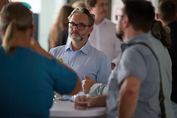 Besucher:innen einer Veranstaltung unterhalten sich