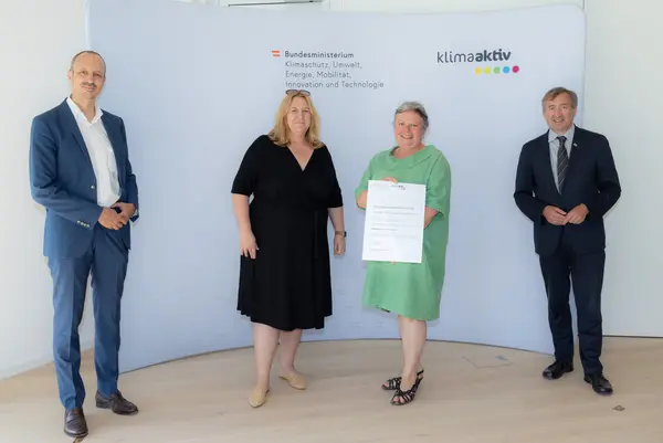 klimaaktiv Bronze Auszeichnung für die Planung des Technologie- und Forschungszentrums Tulln (Haus D). Im Bild: Jürgen Schneider (Klimaschutzministerium), Karin Harmer (TFZ Technologie- und Forschungszentrum Tulln), Sabine Schindler (AMiP - Industrial Engineering), Herbert Greisberger (enu)