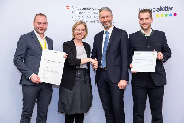 Auszeichnung von Vertreter:innen effizienter Biomasseheizwerke durch BM Gewessler