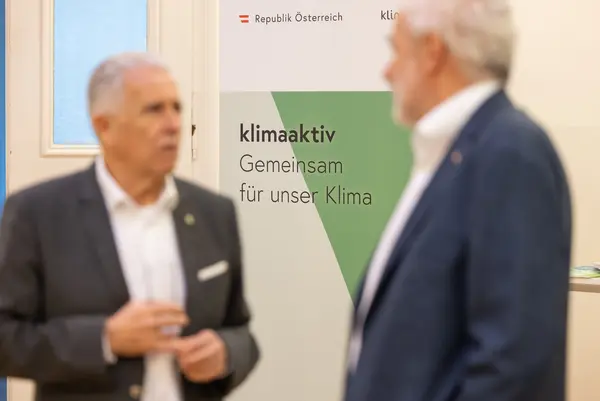 Personen unterhalten sich bei einer Veranstaltung