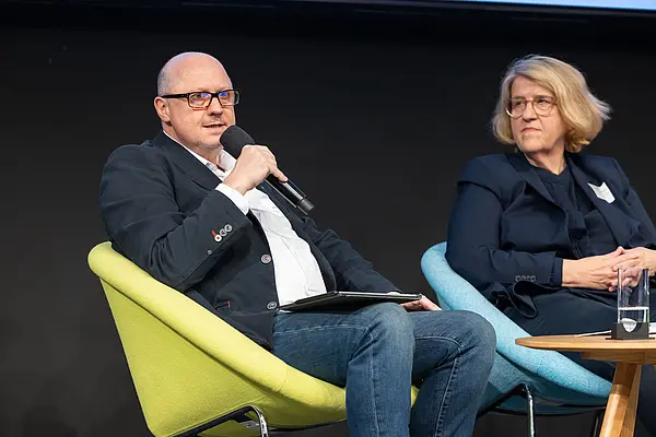 Personen auf einer Bühne bei einer Diskussionsrunde