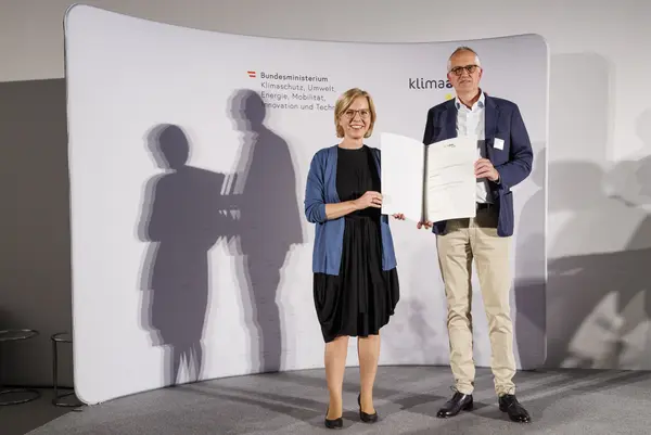 Im Bild: v.l.n.r. Klimaschutzministerin Leonore Gewessler, Erich Reiner (Holz-von-Hier®)
