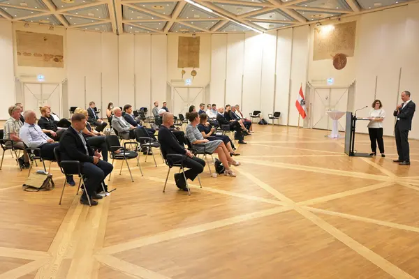 Die Kompetenzpartner:innen sitzen im Saal verteilt