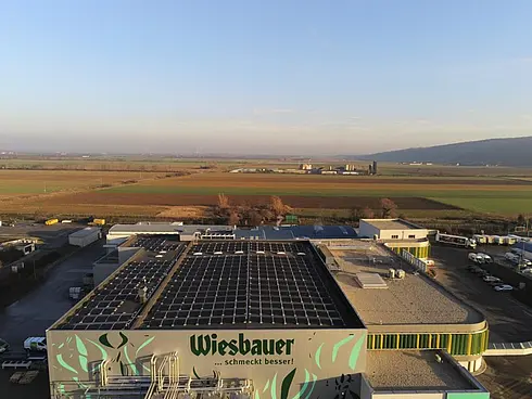 Laufansicht auf die PV-Anlage der Wiesbauer Gourmet Gastro GmbH