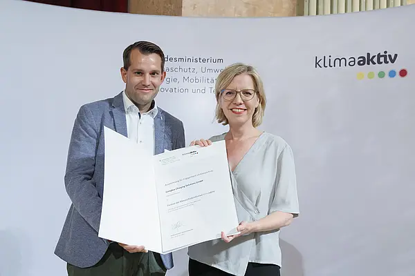 Markcus Fehringer von Compleo Charging Solutions GmbH gemeinsam mit BM Leonore Gewessler