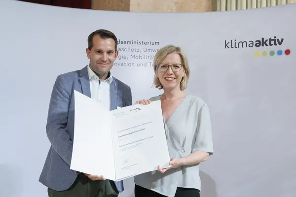 Markcus Fehringer von Compleo Charging Solutions GmbH gemeinsam mit BM Leonore Gewessler