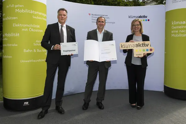 Die Hammerer Aluminium Industries Extrusion GmbH wird für das optimierte Fertigungslogistiksystem inklusive Errichtung eines elektrischen Förderbands zur Reduktion der CO2-Emissionen ausgezeichnet. Im Bild: Manfred Steinhauser gemeinsam mit FBM Leonore Gewessler und Alexander Klacska, Obmann der Bundessparte Transport und Verkehr der Wirtschaftskammer Österreich.