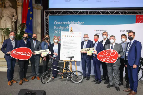 v.l.n.r.: Hermann Weratschnig, Sebastian Schuschnig, Günther Pröller, Ulli Sima, Leonore Gewessler, Alfred Riedl, Daniel Zadra, Heinrich Dorner, Ludwig Schleritzko, Wolfgang Moitzi, Stefan Schnöll