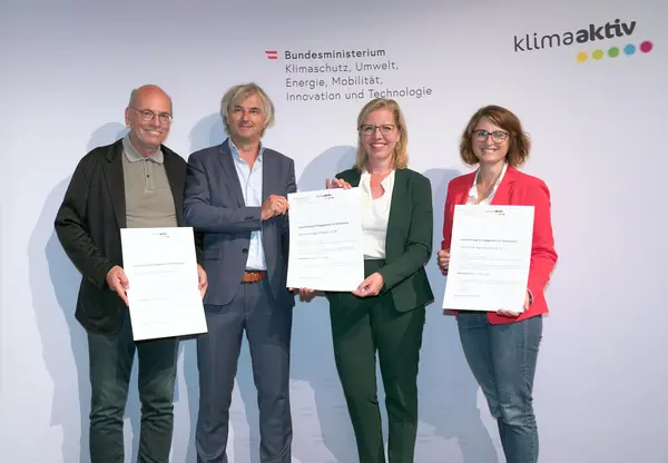 Im Bild: Klimaschutzministerin Leonore Gewessler, Thomas Kuschnig und Gerlinde Peyker (Gemeinnützige Siedlungsgenossenschaft "Vorstädtische Kleinsiedlung"), Architekt Reinhold Wetschko
