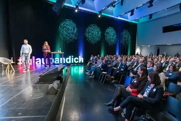 Bühne mit Publikum davor bei einer Veranstaltung