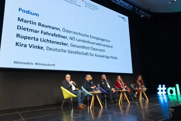 Personen auf einer Bühne bei einer Diskussionsrunde